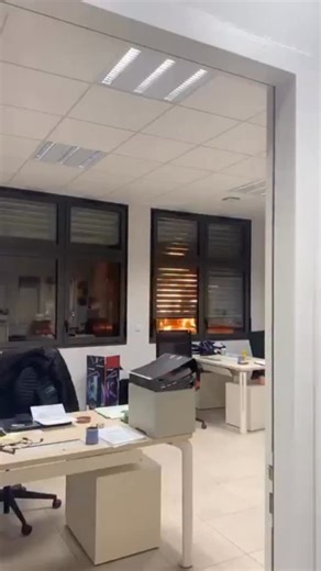 🔴 #Direct - 18h45 🔥🚒 Intervention en cours aux Ponts-de-Cé Un camping-car a pris #feu ce soir sur le parking de l’Espace Ligéria, aux Ponts-de-Cé. Les sapeurs-pompiers sont rapidement intervenus et le feu a pu être maîtrisé. 🤳 Vidéo témoin © @blanche_dufief #Incendie #Angers | Angers Info