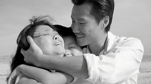 "D'un Ave Maria" : le nouveau clip nostalgique et poignant de Pascal Obispo