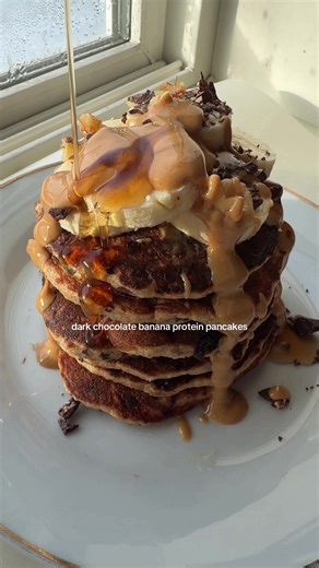 Protein pancake brekky pt. 1: dark chocolate banana 🥞🍫 Each month I’m sharing high protein pancake recipes that are macro friendly and made with pantry staples! The base is ~ 400 cal and 20g protein - full recipe below 🥞 Base ingredients - 1/2 banana mashed - 1 egg - 1/3 cup milk (I used fairlife) - 1 tsp vanilla - 1/2 tbsp maple syrup or SF syrup - 1/2 cup oat flour (or ground oats) - 1 tsp cinnamon - 1 tsp baking powder - 1.5 squares dark chocolate Toppings - 1/4 banana, PB and maple syrup 