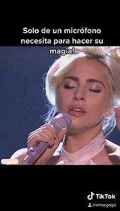 Solo de un micrófono necesita para hacer su magia! | Amor Musical