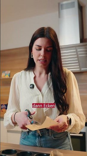 Baking paper hacks part 3: The muffin hack!