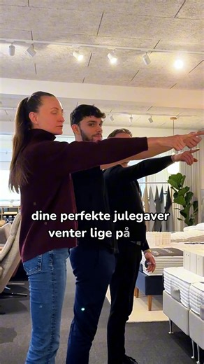 🎁Den perfekte julegave findes faktisk. Vi har samlet 3 forskellige gaveidéer til jer.🎉 🎁Ergo-Afslapning Pakke – ergonomisk pude – luksus vandtæt topmadras-betræk -gavekort til 3D rygmåling 🎁Senior Pakke -ergonomisk pude -knæpude -gavekort til 3D rygmåling 🎁Par Komfort Pakke -2 ergonomiske puder -2 dyner -gavekort til 3D rygmåling De gaver, der ikke samler støv – men bruges hver nat. Gaver, der gør en forskel. Find dine julegaver hos sengespinderiet på 📍Roskildevej 148D, Valby. ☎️ 22 78 09 