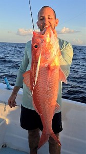 Estos han sido los #queensnapper mas grandes que me ha tocado ver y pescar! Definitivamente el mar tiene formas raras de recompensar… despues de un dia completo sin accion, cerramos esa tarde con la mejor actividad que me ha tocado de #slowpitchjigging Para este tipo de pesca, no hay de otra, hay que usar jigs grandes… un clasico que me ha funcionado muy bien es el jygpro deep de 400g o si la corriente esta muy fuerte, un stryke de 440g para poder bajar sin contratiempos. #fishing #spj #jigging 