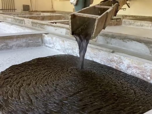 La coulée de savon de Marseille 😍 Chez Marius Fabre, nous avons conservé notre salle de séchage traditionnel, unique en son genre ! La pâte de savon est versée, encore chaude (entre 50 et 70 °C), dans les “mises”, gigantesques moules, grâce à un canal articulé en bois appelé “goulotte”. Ensuite, le savon sèche pendant quarante-huit heures à l’air libre 😉 | Marius Fabre