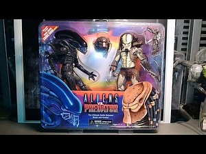 Kenner Brown Renegade Predator vs Warrior Alien, a "Toys 'R’ US" exclusive 2-pack by Neca.