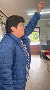 😂📚 Mnr Van Dyk & Juf Du Plessis in full action! / in volle aksie! Hulle het vandag bietjie kom inloer… en toe besluit Mnr Van Dyk maar sommer om vir ons te wys hoe hy op skool was. Trust us, the dramatics were next level! 🤣 His stories? Always a winner! Sy stories? Altyd ’n wenner! Ons dink hy’s amper beter as Mel die Storieverteller … amper! Geniet hierdie vasgevangde oomblik op kamera, ’cause moments like these are why we love Tuinrand! 🔥 📸 | Laerskool Tuinrand