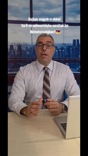 Tudnivalók a német 🇩🇪 6-os adóosztályról: ➡️ A 6-os adóosztály jellemzően a második vagy további munkaviszonyra vonatkozik. ✔️Akkor alkalmazzák, ha a mellékállásból származó jövedelem meghaladja a minijob-határt. ⛔️ 6-os adóosztályba kerül a munkavállaló akkor is ha nem adja meg az adóazonosító jelét (St-Id-Nr. ). ✅️ Az alkalmazott döntheti el, hogy melyik munkája tartozzon a VI-os adóosztályba – mindig a kisebb jövedelmű munkára érdemes alkalmazni. ↘️ Ebben az adóosztályban már az első eurótó