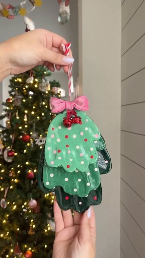Nikki Tied | Motherhood + DIYs on Instagram: "The sweetest keepsake ornament that includes the whole family ❤️ Pinterest got me again!🤭 Here’s how to make it: 💚 roll out your air dry Clay to about an inch thick 💚 have each member of the family stamp their hand print 💚 use a knife to remove excess clay 💚 use water on your finger to smooth edges 💚 let clay fully dry before painting. 💚 seal with resin or mod podge ( make sure to do the front and backs on each one) 💚 add ribbon and a bow and