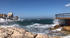 La mer est déchaînée aujourd'hui, des rafales de vent balaient la plage des Catalans à Marseille 🌬🌊 ! Soyez prudents ! | La Provence
