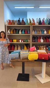 Cele trei Ruby formează împreună o familie de genți chic, care aduc un plus de strălucire oricărei garderobe. Fiecare dintre ele are propria personalitate, dar împreună creează un trio spectaculos, greu de ignorat. Sunt gențile care îți arată că stilul se poate adapta fiecărei femei, fiecărui moment și fiecărei ocazii.” Dacă și tu vrei să descoperi frumusețea familiei Ruby, te invităm să alegi sora care ți se potrivește: Baby Ruby, Mini Ruby sau Ruby. Toate sunt disponibile pe site-ul nostru și 