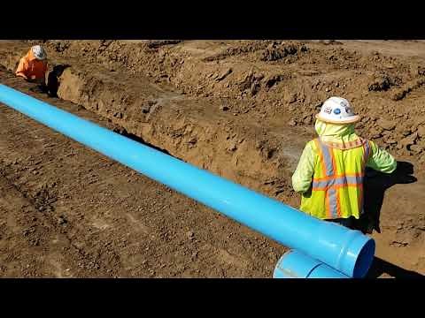 Laying 8" C900 waterline, closeup of the crew tasks
