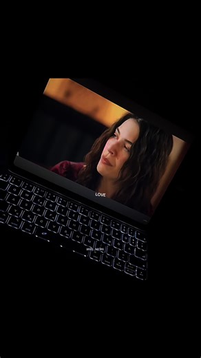 În acest episod vezi dragostea în toate formele ei… în felul în care o protejează, în felul în care are grijă de ea, în privirea lui, în vocea lui, în atingerea care spune tot fără cuvinte. Dragostea lor e făcută din gesturi mici, dar puternice… din tăceri care spun mai mult decât orice frază, din momente în care se înțeleg doar dintr-o privire. Legătura dintre ei nu e doar o poveste — e un timp frânt, o lume în care doi oameni sunt gata să se sacrifice unul pentru celălalt. Yıldız își dăruiește