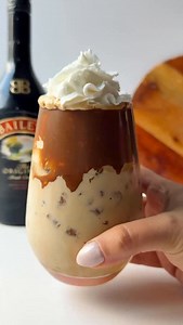 I made the creamiest Whipped Baileys Coffee and wow... this is dangerously good🤎✨ Recipe : • Add 1 tbsp instant coffee • Add 1 tbsp sugar • Pour 3-4 tbsp hot water → Whip directly in the glass until thick and fluffy Then add: • 1 shot Baileys • Ice • Milk • Whipped cream on top • (Optional) Spread Nutella inside the glass before starting🤎🍫 #whippedcoffee #dalgonacoffee #icedlatte #baileysirishcream #coffeegirl #reelsinstragram #instantcoffee #reelsvíral #icedlatte #reelsinstagaram | Coffeevib