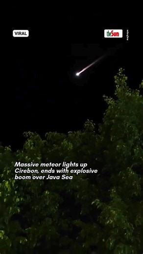 09 Oct 2025: Residents of Cirebon were left awestruck on Oct 5, as a massive meteor blazed across the evening sky before exploding over the Java Sea. The fiery spectacle, visible across Kuningan and Cirebon, shook the ground. Experts confirm it posed no danger. #theSun #theSunMY #CirebonMeteor #JavaSeaFireball #MeteorShower | The Sun Malaysia