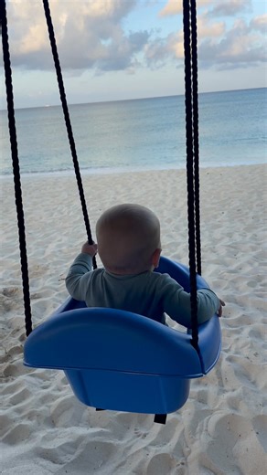 Even the littlest of toes will love the sands of Seven Mile Beach. 💙 While the idea of traveling with an infant may seem overwhelming, we’re here to tell you it can be done with 3 key ingredients: planning, support and gratitude. Read our most recent blog post written by a Mom that recently traveled with her family to stay with us — including this 8 month sweetie pie. ➡️ https://www.christophercolumbuscondos.com/blog/traveling-to-cayman-islands-with-little-kids | Christopher Columbus Condos