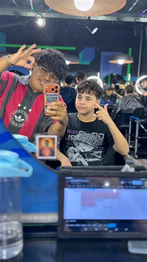 Corte de pelo para hombre de pelo lacio , ondulación + low fade