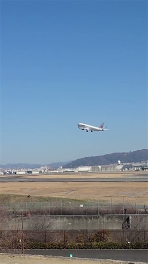伊丹スカイパーク。飛行機（エンブラエル）離陸シーン✈