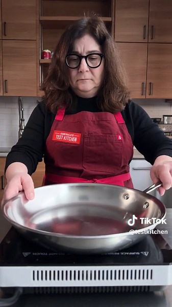 A simple science trick makes food not stick in a steel pan. The secret’s in a drop of water. Lisa shows you how to make your stainless steel pan nonstick due to science. Link in bio to learn more. #nonstick #leidenfrosteffect #howto #foodscience #stainlesssteel