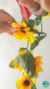 4.4K views · 23 reactions | This is the easiest, last-minute couple costume idea for Halloween that everybody will love: the Sunflower and Gardener duo. 六‍ It’s totally budget-friendly, super cute, and perfect for partners, friends, or family! #EasyCoupleCostume #DIYCostume #halloween #halloweencostumeideas #LastMinuteCostume | DIY Joy | Facebook