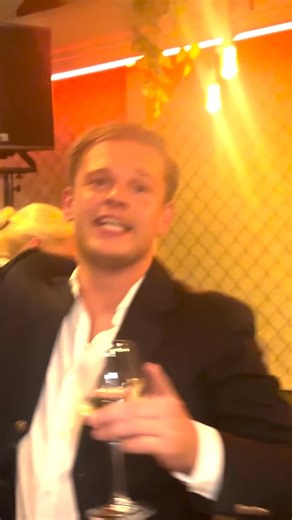 Dennis Schouten genoot van de open bar op de uitslagenavond bij Forum voor Democratie | RoddelPraat