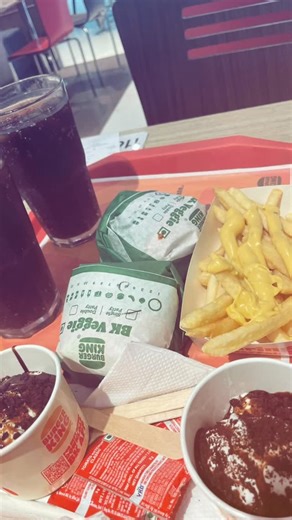 Liza 🧋 on Instagram: "The only exciting thing bout college 😍✌🏻 - - - - - - - #explore #exploremore #fypppppppppppppppppppppppppppppppppppppppppppppppppppppppppppppppppppppp #relatablecontent #unilife #collegelife #collegememes #foryou #delhiuniversity🎓 #du #delhiuniversity #food #foodporn #macdonalds #macd #uni #relatable #friends #brainrot #riodejaneiro [ college memes , relatable content , du , delhi university,, food , khana paglu , macdonalds , dominos , north campus , south campus , foo