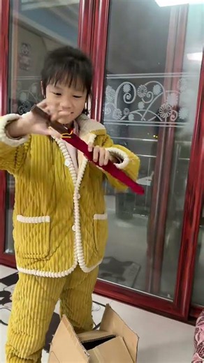 救命，这礼物难道是坏的？企鹅妹在线忽悠我试一下，两人加起来800个心眼子！#手工 #diy #手工diy #萌娃 #创意
