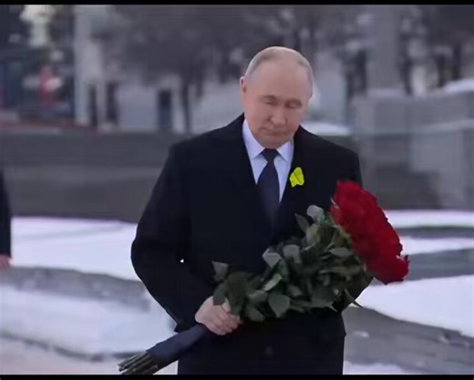 🇷🇺 Russian President Vladimir Putin laid flowers at the grave of his older brother, Viktor, who passed away during the Siege of Leningrad in WWII.