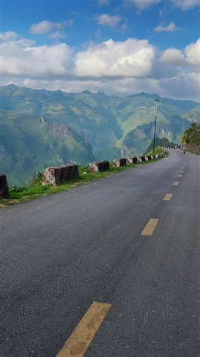 Người ta bảo 'trăm nghe không bằng một thấy', nhưng với Hà Giang, 'vạn thấy' cũng chẳng bằng một lần hít hà cái không khí trên đỉnh Mã Pì Lèng. Tuy giờ đã thay bằng lan can sắt để đảm bảo an toàn, nhưng với mình Hà Giang mùa nào, năm nào cũng đẹp cả. #hagiang
