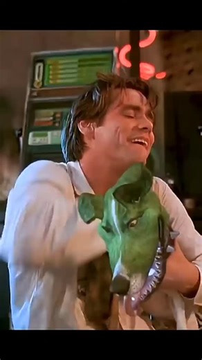 SceneSoulX on Instagram: "日本利用压电瓷砖将脚步转化为电能。这些瓷砖捕捉来自你脚步的动能。当你行走时，你的重量和动作会对瓷砖产生压力。瓷砖会轻微弯曲，从而产生机械应力。瓷砖内部的压电材料将这种应力转化为电能。每一步都会产生少量电荷，而数百万步结合在一起就能产生足够的电力来驱动LED灯、显示屏和传感器。在像涩谷车站这样繁忙的地方，每天大约有240万的脚步为这一系统作出贡献。这些电能可以被储存或立即使用，从而减少对传统电力来源的依赖，并支持可持续的城市基础设施。这种方法将日常运动转化为实用的可再生能源。"