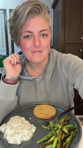 Veggie burger and beans! Also, maybe this video will make yall appreciate my wooden fork🤣 #foodie #eating #veggieburger #greenbeans #cottagecheese