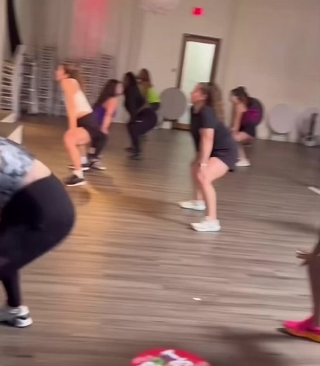 LMFAOOO aw why nobody helping her 😭 #fyp