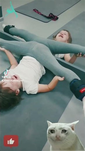 шпагат с утежелителями и слезами #shorts #short #sports #kids #baby# ballet #спрорт #дети #балет#