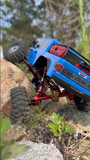 Putting all that articulation to work 💪🏻 scx24 jeep gladiator on the rocks