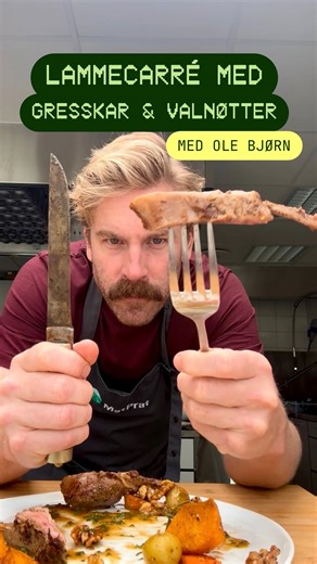 Nå er det ferskt lam i butikken, så gjør som meg; ta med et stykke lammecarre og grønnsaker i høstfarger hjem når du handler i dag. Og her er min go-to oppskrift med lam: sammen med smørsaus med sherryeddik og den fermenterte plommesausen vi postet tidligere i uken. Har du ikke fermentert plommer ~enda~ sier du? Fortvil ikke, da kan du bruk gochujang eller miso istedenfor. Men husk, gochujang er mer konsentrert så den trenger du nok ikke mer enn en teskje av. Og med miso holder det nok med en sp
