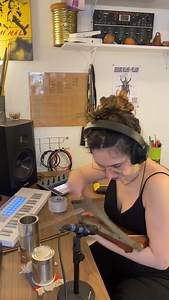 Helena Cruz on Instagram: "Made this loop using stuff I had around the house, MIDI mapping, and Ableton’s Session View. Took 140 takes, two days, and six hours of trial and error to get it right! Master by @lauiz_organico 🇧🇷🇧🇷🇧🇷🇧🇷🇧🇷 Looping buscando sonoridades das ferramentas de casa. Demorou 140 tentativas, dois dias tentando e 6h de ensaio. GEAR/ Equipamento - @wearenovation mk4 Launchkey (midmaping) - @wearefocusrite interface scarlett 4i4 - @ableton live DAW - circuit Rhythm stand