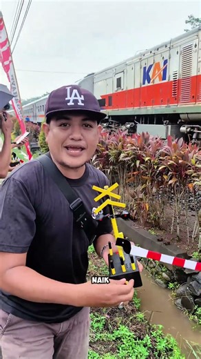 Bapak-Bapak Mainin Mainan Palang Pintu Panjang Dekat Kereta Api Aslinya #palangpintukeretaapi