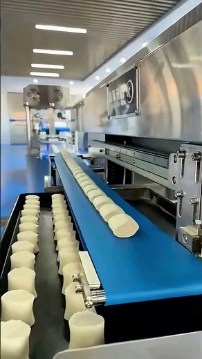 Automatic production process of round food on the conveyor belt