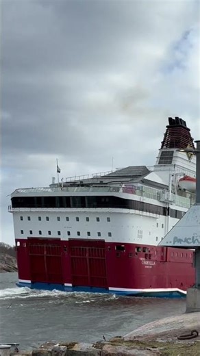 M/S Viking Cinderella and Viking XPRS passing Kustaamiekka