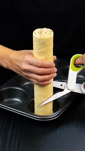 Ingen förväntade sig ett sådant resultat! Enkel och snabb dessert av smördeg Ingredienser smördeg: 500 g smält smör : 40 g malen kanel: 3 g brunt socker: 30 g frysta bär : 400 g socker: 60 g stärkelse: 20 g grönt äpple: 1 st smör: 70 g ägg : 1 st smördeg: 500 g Sås citron: 1 st vatten: 40 ml mjölk: 200 ml Dessutom snabbkaffe: 15 g socker: 20 g mjölkchoklad: 60 g | Smarrig.tv