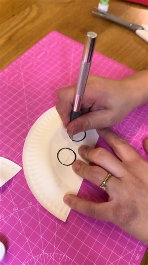 🦊 Fox Mask Version No costume for Carnival yet? No stress — let’s make one in 5 minutes! All you need: 🖊️ a marker ✂️ scissors 🥣 a paper plate Turn a simple paper plate into the cutest little fox mask ever. Draw, cut, color — done! Easy, cheap, and perfect for kids (or crafty grown-ups too 😉). Who knew a fox could be this fast? #DIYCostume #PaperPlateCraft #FoxMask #KidsCrafts #CarnivalFun