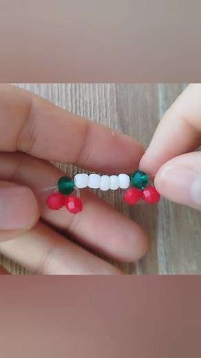 5.1K views · 21 reactions | ✨ Aprende a Hacer una Pulsera Artesanal: Tutorial Fácil y Paso a Paso  #PulserasArtesanales #TutorialDeBisutería #DIYPulseras #AccesoriosHechosAMano #BisuteríaCreativa #Manualidades #CreaTuEstilo #HazloTúMismo #DiseñoDePulseras #BisuteríaPasoAPaso #HechoConAmor #TendenciasDeAccesorios | Accesories Bisuteria | Facebook