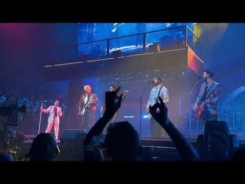 5SOS Performing She Looks So Perfect with the Jonas Brothers