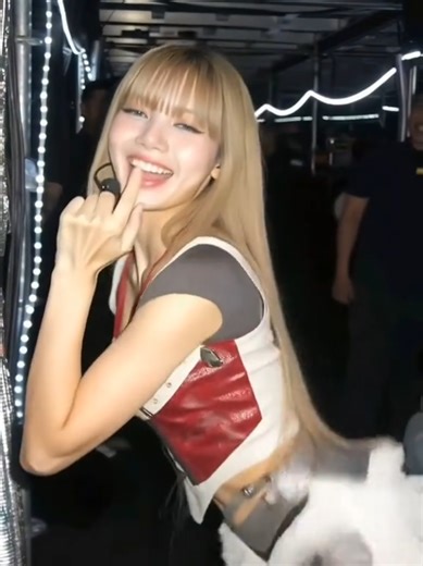 Lisa's Dance Performance in Shake It