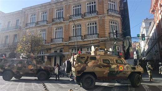 Denuncia de intento de Golpe de Estado en Bolivia: videos del tanque militar derribando las puertas de la sede de Gobierno en La Paz