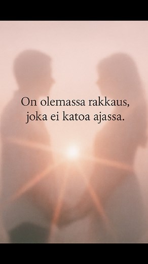 Joskus sielut löytävät toisensa hiljaisuuden kautta. Ei sanoja, ei selityksiä – vain tunne, joka tunnistaa. Rakkaus ei aina huuda nimeäsi, se kuiskaa sen sydämen sisällä, siellä missä valo ja kaipuu kohtaavat. Ja vaikka elämä veisi eri suuntiin, rakkaus jää värähdykseksi, joka elää edelleen ajattomuudessa 🖤 🤍 #rakkaus #love #elämä #menneetelämät #ajaton | Sara Koski