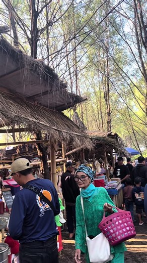 Wali Kota Hadiri Pasar Konah Gir Sereng, Festival Swadaya Warga Pilang Tampilkan Kuliner, Edukasi Lingkungan, dan Seni Tradisi PROBOLINGGO - Festival Pasar Konah Gir Sereng yang digelar di Kelurahan Pilang, Kecamatan Kademangan, Kota Probolinggo, Minggu (3/5/2026), tidak hanya menjadi ruang penguatan ekonomi lokal berbasis UMKM, tetapi juga panggung kolaborasi antara masyarakat, pemerintah, dan generasi muda dalam menjaga lingkungan serta melestarikan budaya. Kegiatan ini dihadiri Wali Kota Prob