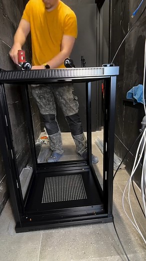 📶✨ Transforme a bagunça de cabos em um setup limpo e funcional! Chega de modens e roteadores jogados no canto, fios enrolados e visual bagunçado. Com um rack organizador, você dá um upgrade no seu espaço e ainda protege seus equipamentos. 🧠 Por que usar um rack organizador? ✔️ Mantém tudo no lugar: modem, roteador, switches, repetidores ✔️ Protege contra quedas e poeira ✔️ Evita superaquecimento com melhor ventilação ✔️ Deixa seu ambiente mais bonito e profissional ✔️ Facilita a limpeza e manu