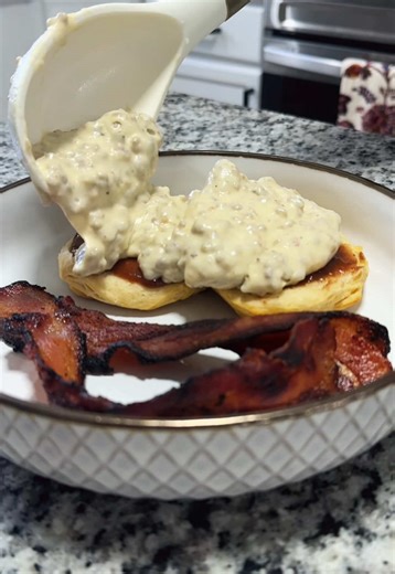 Let’s settle this once and for all. Thick or runny? Biscuits and gravy that brings comfort and opinions. Drop your answer in the comments! 👀 Recipe on the blog! #sausagegravy #biscuitsandgravy #breakfastrecipes #quickbreakfast #southernfood
