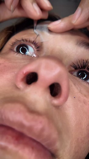 This quick trick will change your lash game forever! Learning to lash on yourself or someone else? Trust me, mastering your hand and body positioning is so important. Nail this skill, and you’ll be one step closer to achieving your goals! If you feel awkward or uncomfortable while lashing then your positions is not right. #lashextensions #lashyourself #lashtipsandtricks #lashtraining #lashingyourself | Tuani Lash