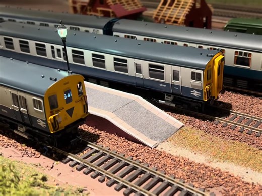 原up讲解百万城的1/76 OO比例三轨电力动车组模型的视频搬运～Model Railway - Branch Line EMUs～轨道交通火车迷railfan